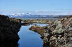 A fenda que divide dois continentes: América e Europa, no Parque Nacional Thingvellir, na Islândia